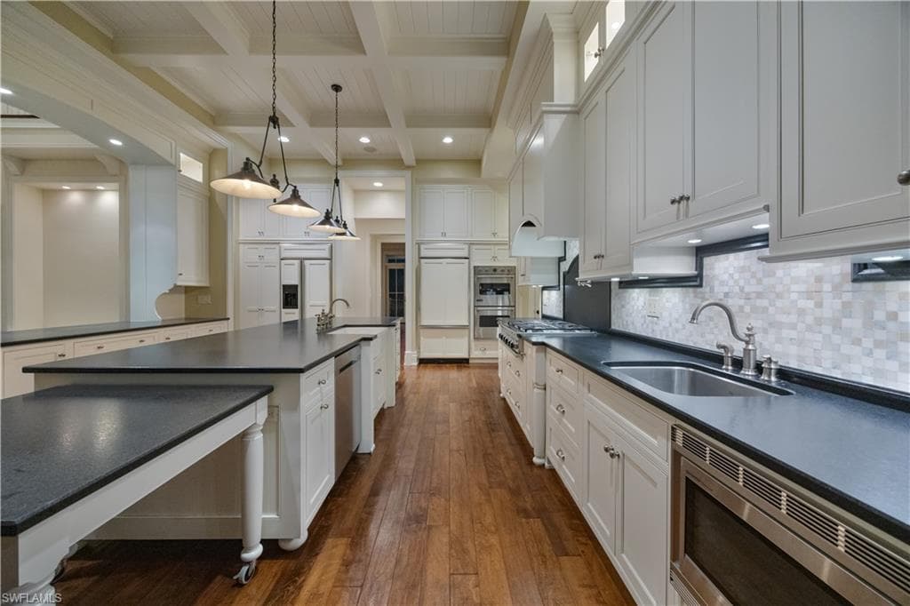 2263 Coach House LN, NAPLES FL 34105-19