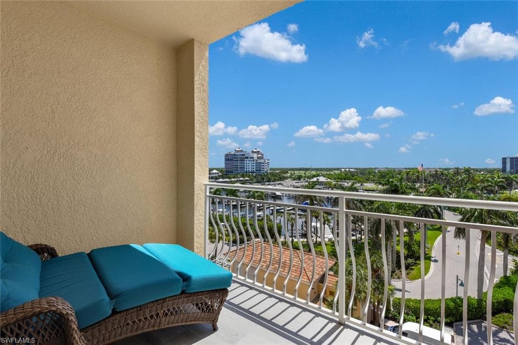 435 Dockside DR # B702, NAPLES FL 34110-22