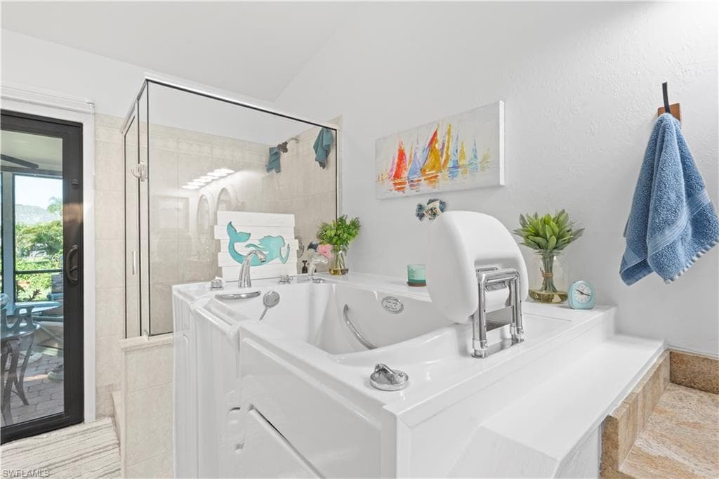 9967 Country Oaks DR, FORT MYERS FL 33967-32