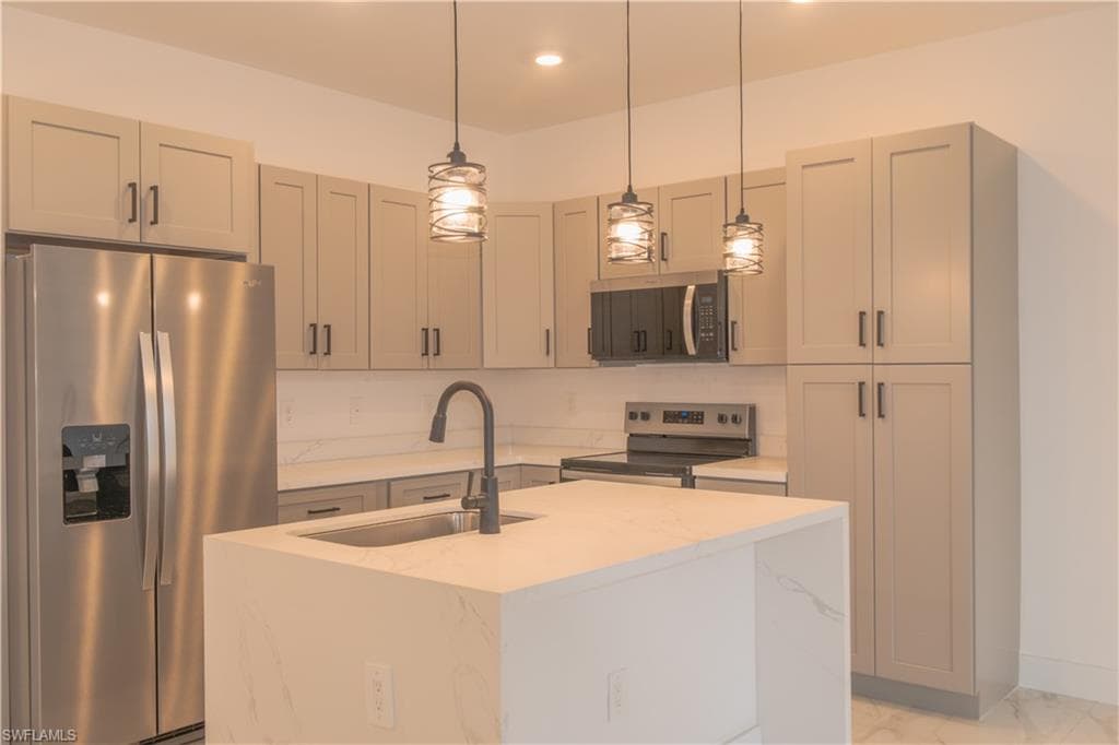 2045 Carver AVE, FORT MYERS FL 33916-29