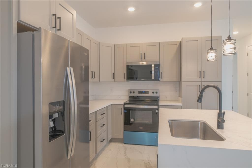 2045 Carver AVE, FORT MYERS FL 33916-33