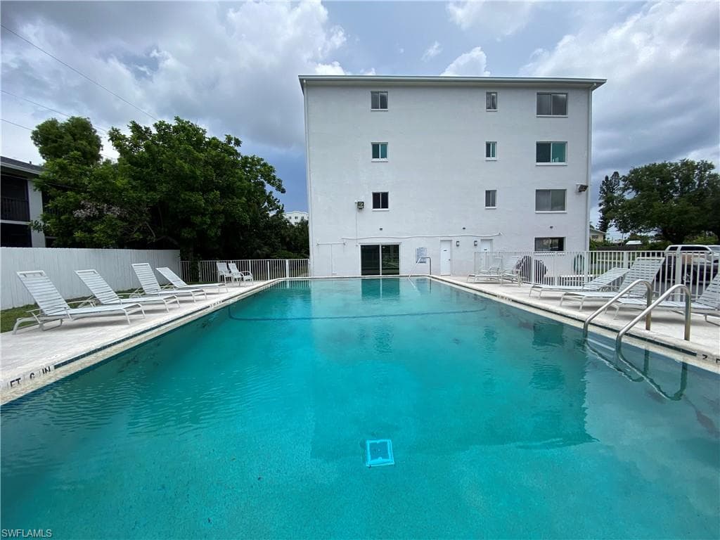 4906 Victoria DR # 107, CAPE CORAL FL 33904-1