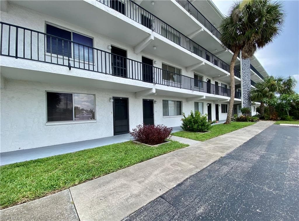 4906 Victoria DR # 107, CAPE CORAL FL 33904-25