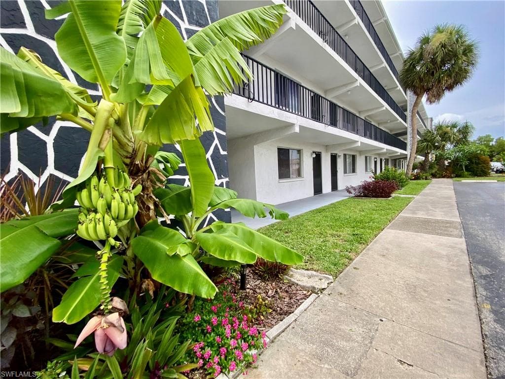 4906 Victoria DR # 107, CAPE CORAL FL 33904-2