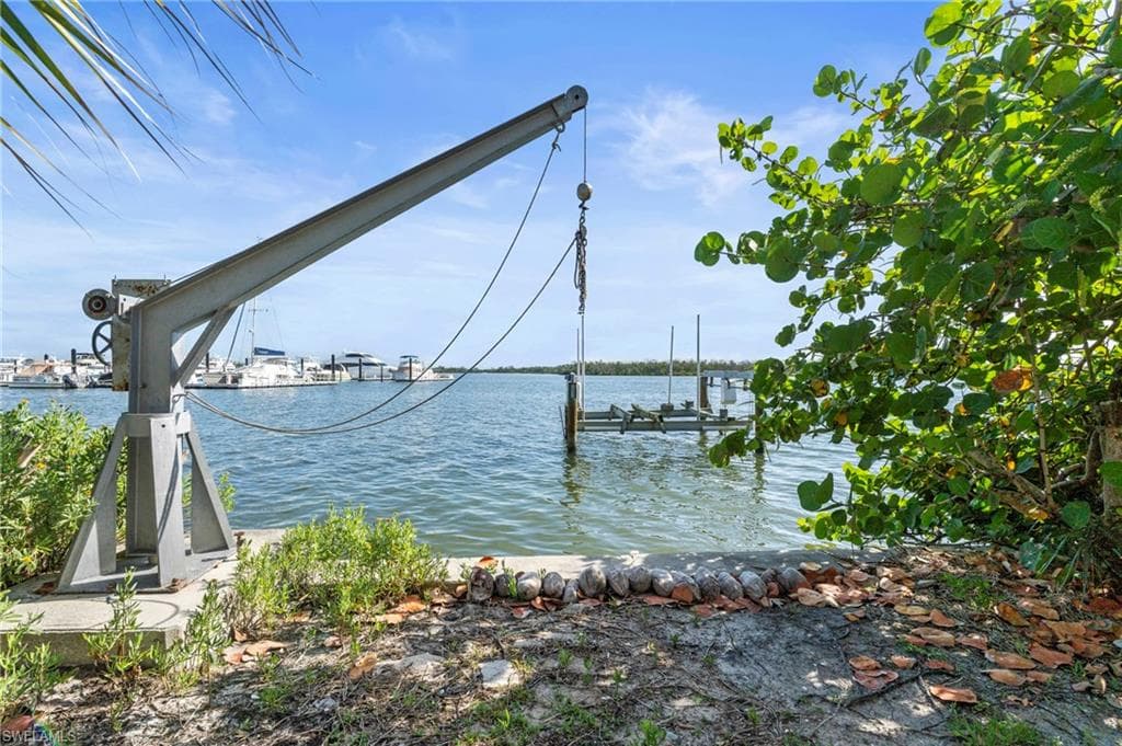 4851 Dolphin LN-4