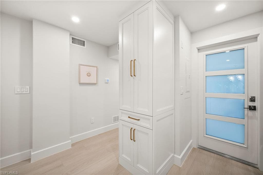 1300 Gulf Shore BLVD N # 109, NAPLES FL 34102-5