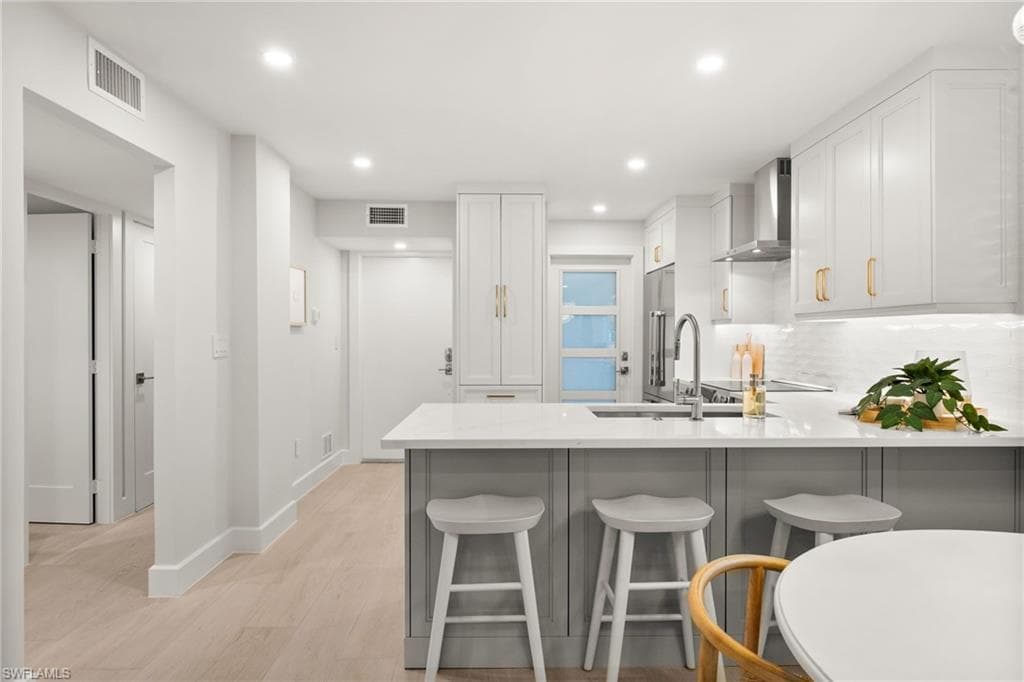 1300 Gulf Shore BLVD N # 109, NAPLES FL 34102-16