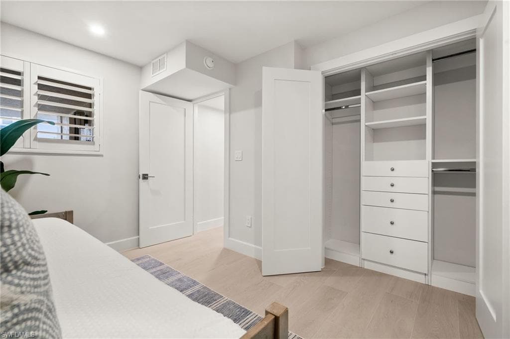 1300 Gulf Shore BLVD N # 109, NAPLES FL 34102-25