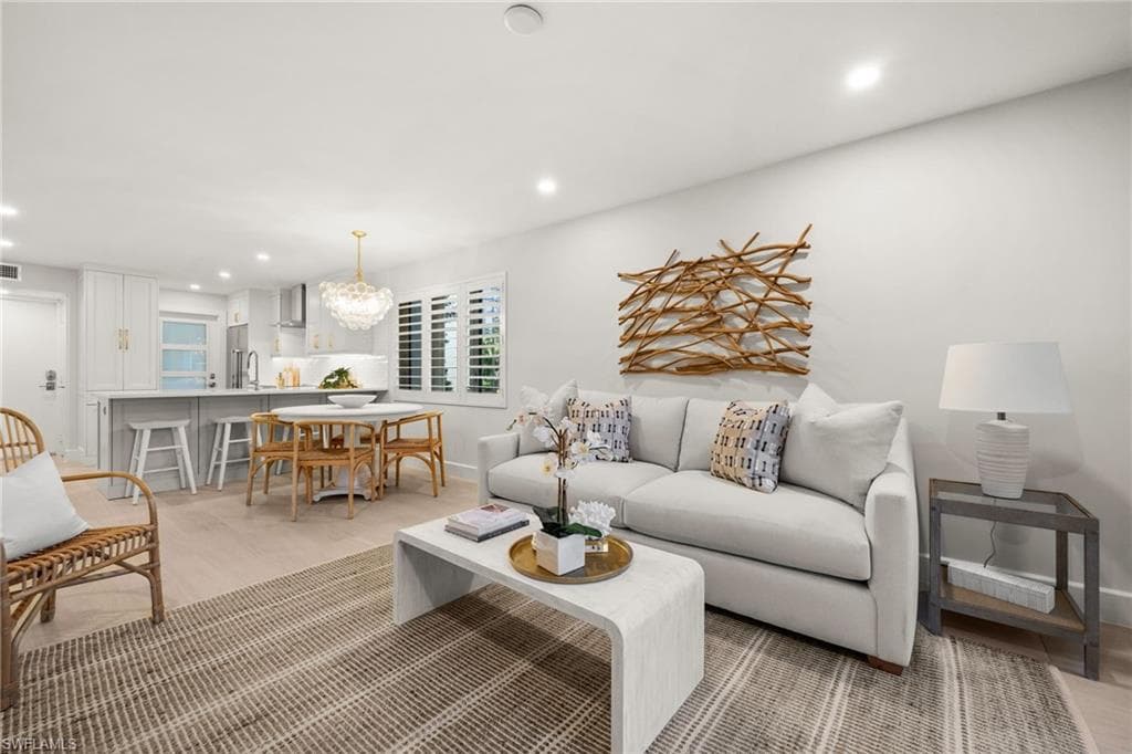 1300 Gulf Shore BLVD N # 109, NAPLES FL 34102-2