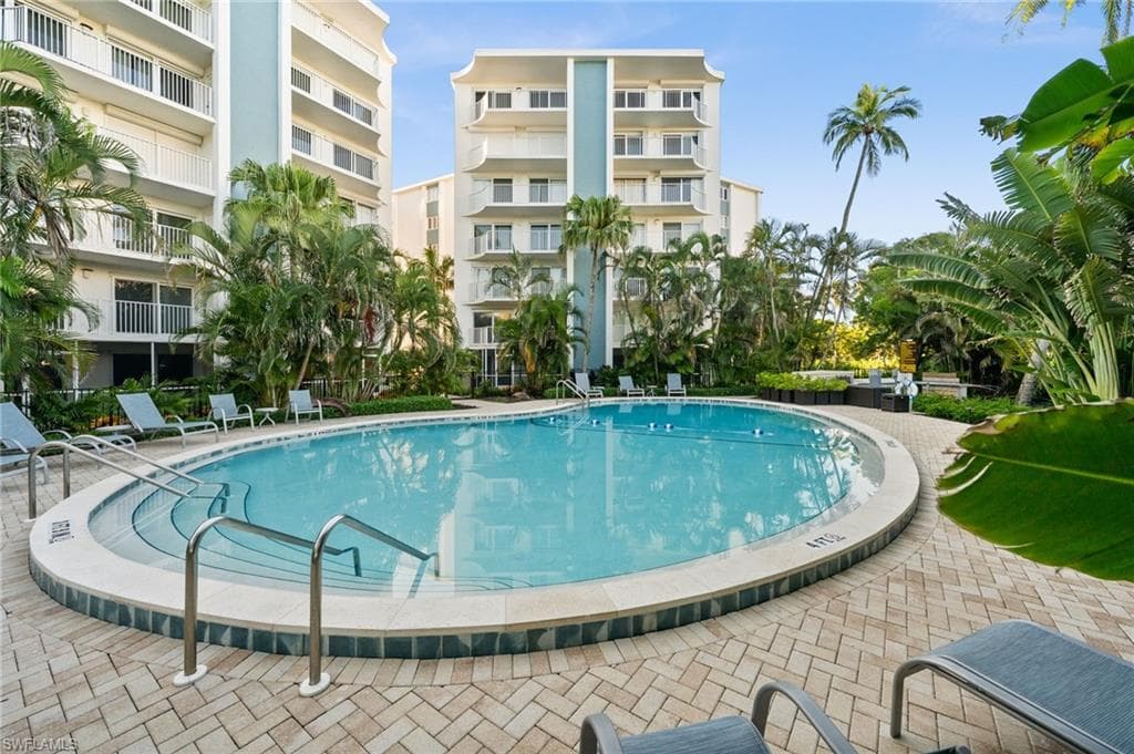 1300 Gulf Shore BLVD N # 109, NAPLES FL 34102-29