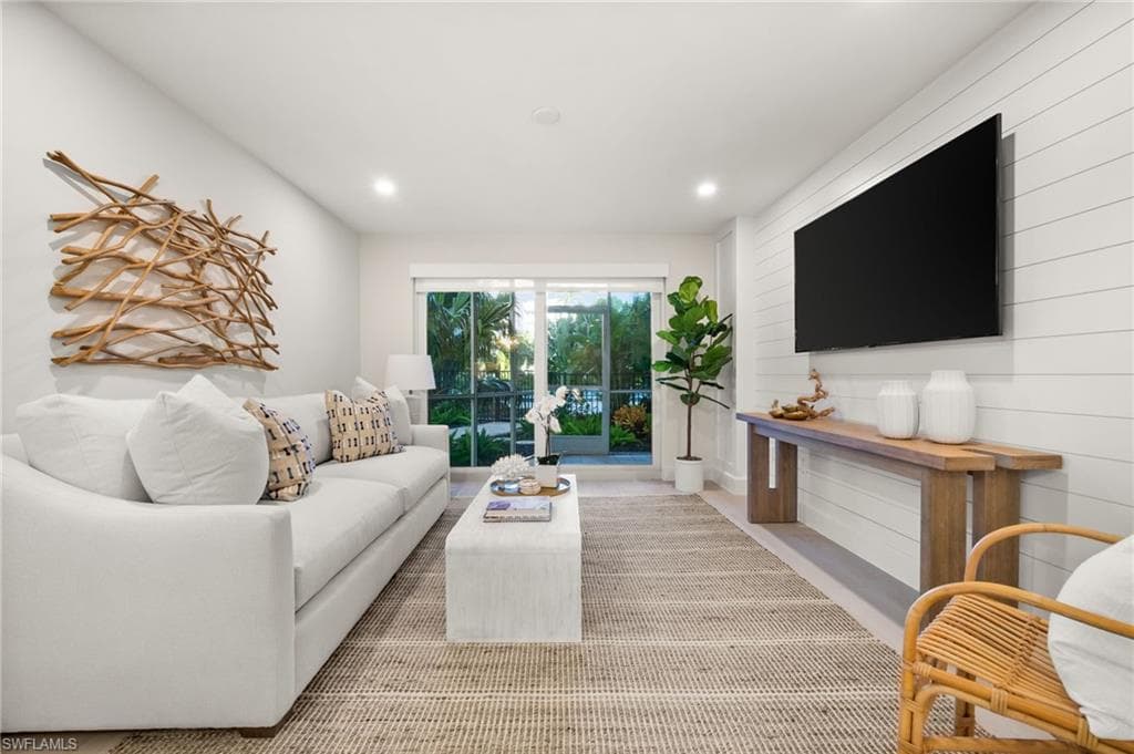 1300 Gulf Shore BLVD N # 109, NAPLES FL 34102-13