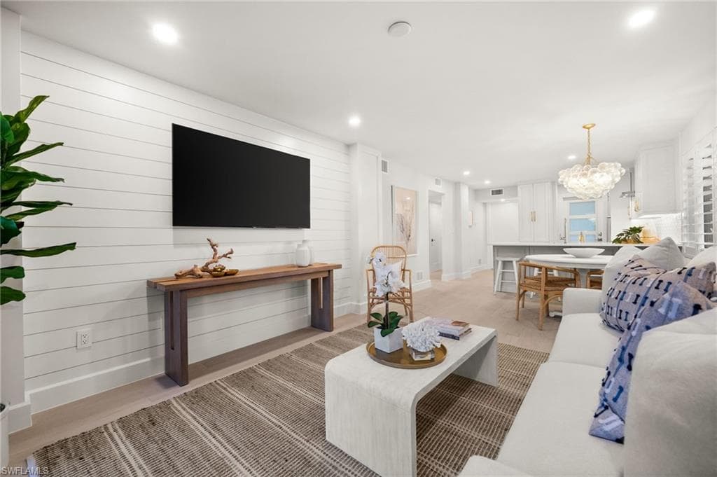 1300 Gulf Shore BLVD N # 109, NAPLES FL 34102-17