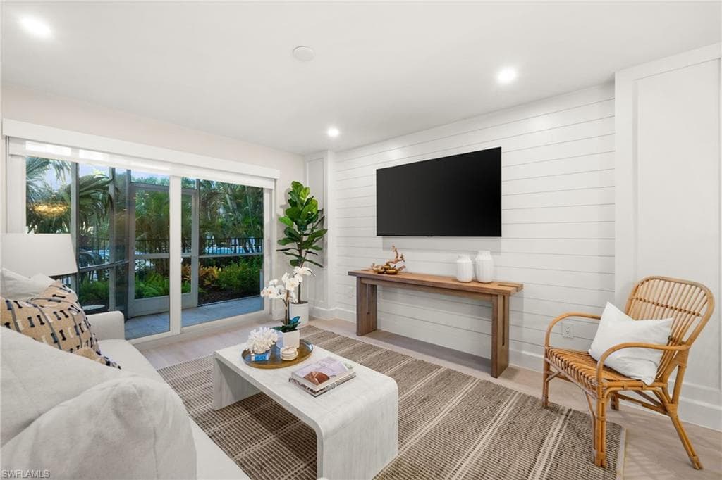 1300 Gulf Shore BLVD N # 109, NAPLES FL 34102-14