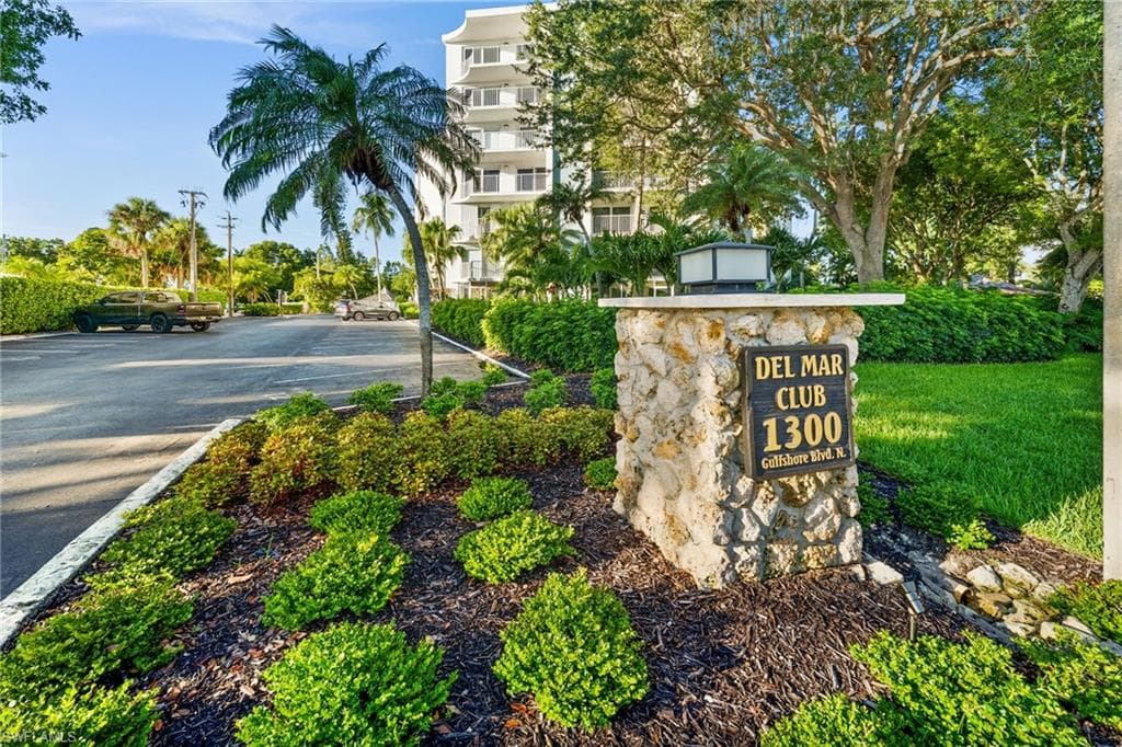 1300 Gulf Shore BLVD N # 109, NAPLES FL 34102-30