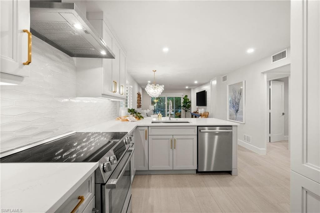 1300 Gulf Shore BLVD N # 109, NAPLES FL 34102-7