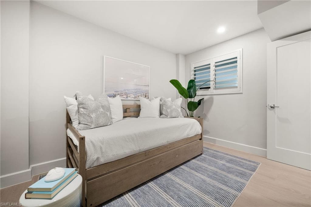 1300 Gulf Shore BLVD N # 109, NAPLES FL 34102-24