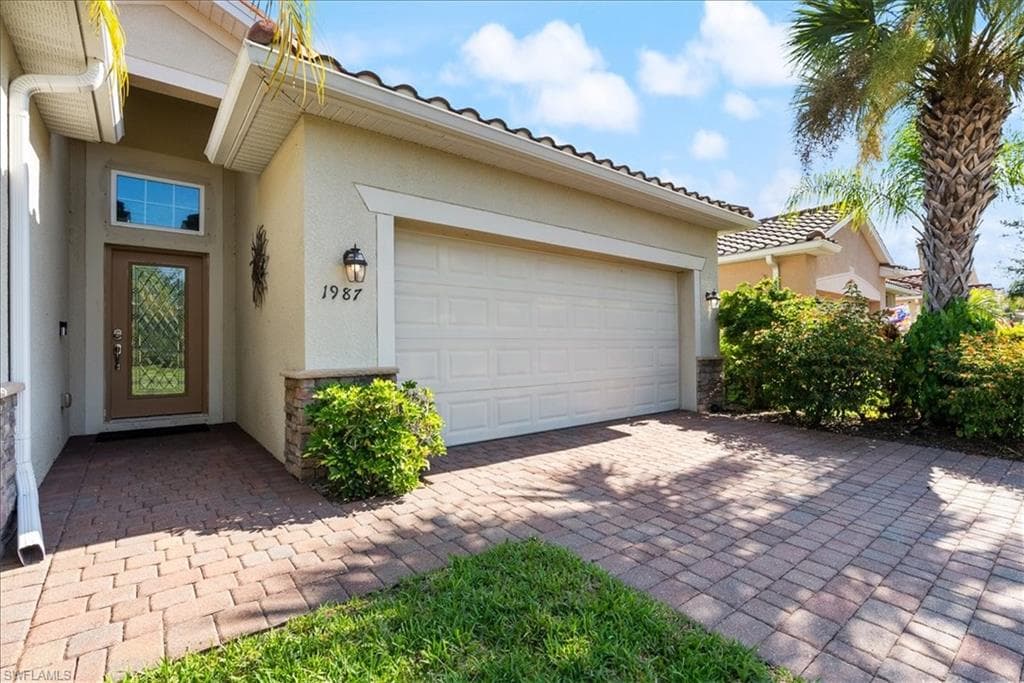 1987 Fairmont LN, NAPLES FL 34120-1