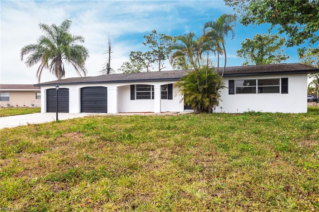 818 Gardenside CT, LEHIGH ACRES FL 33936-1