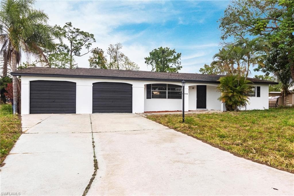 818 Gardenside CT, LEHIGH ACRES FL 33936-2