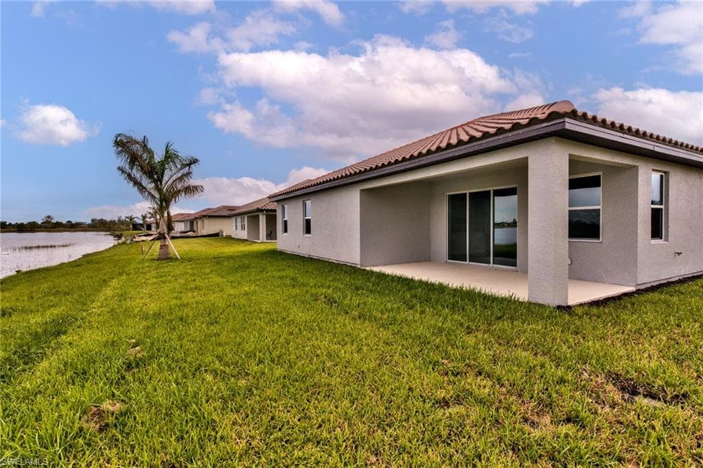 2066 Grove DR, NAPLES FL 34120-22