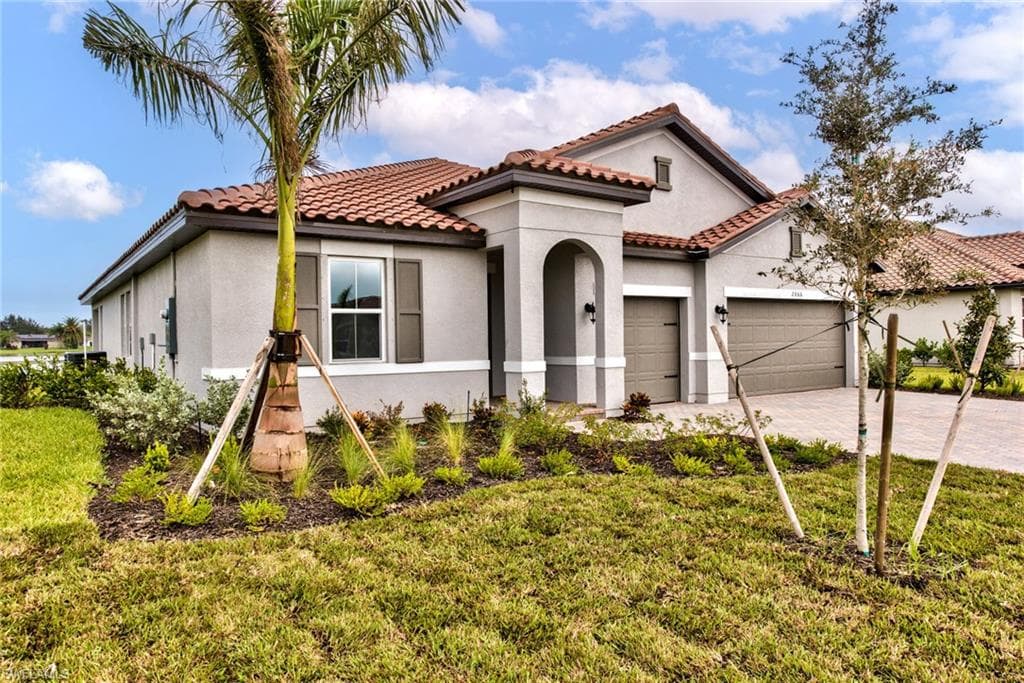 2066 Grove DR, NAPLES FL 34120-1