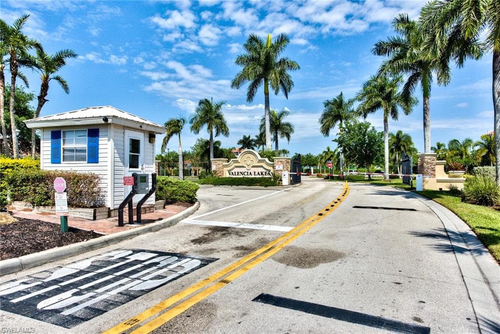 2066 Grove DR, NAPLES FL 34120-24