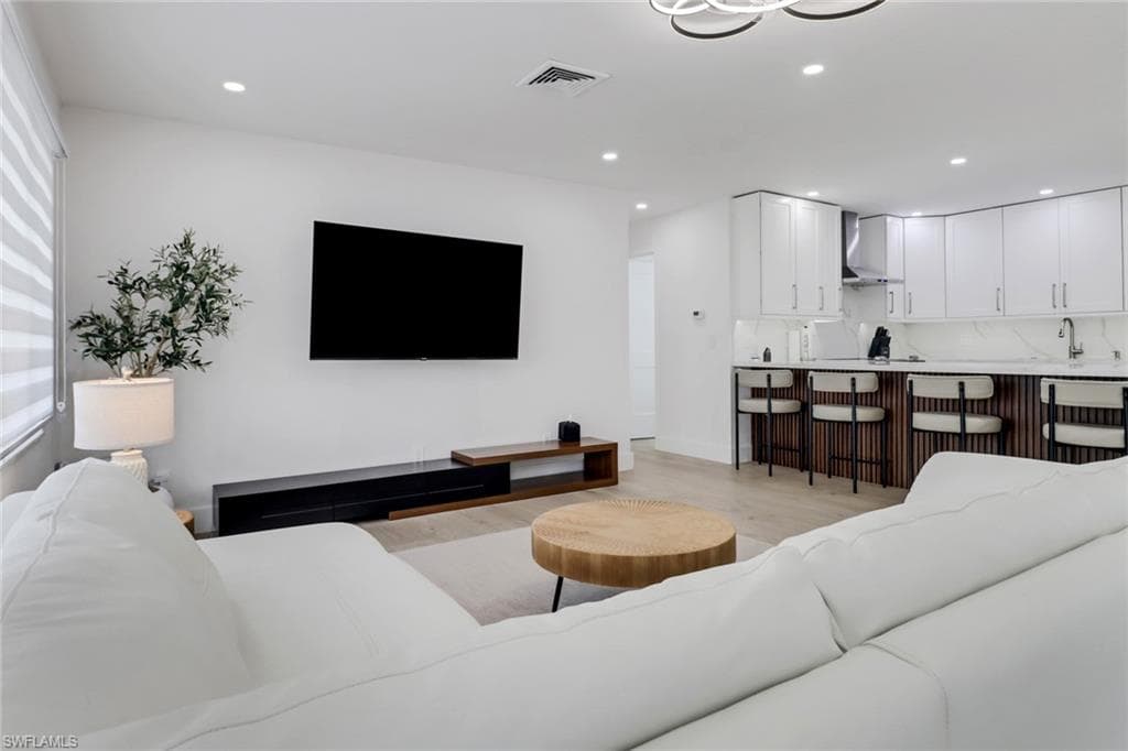 4625 Forest Glen DR, NORTH FORT MYERS FL 33903-6