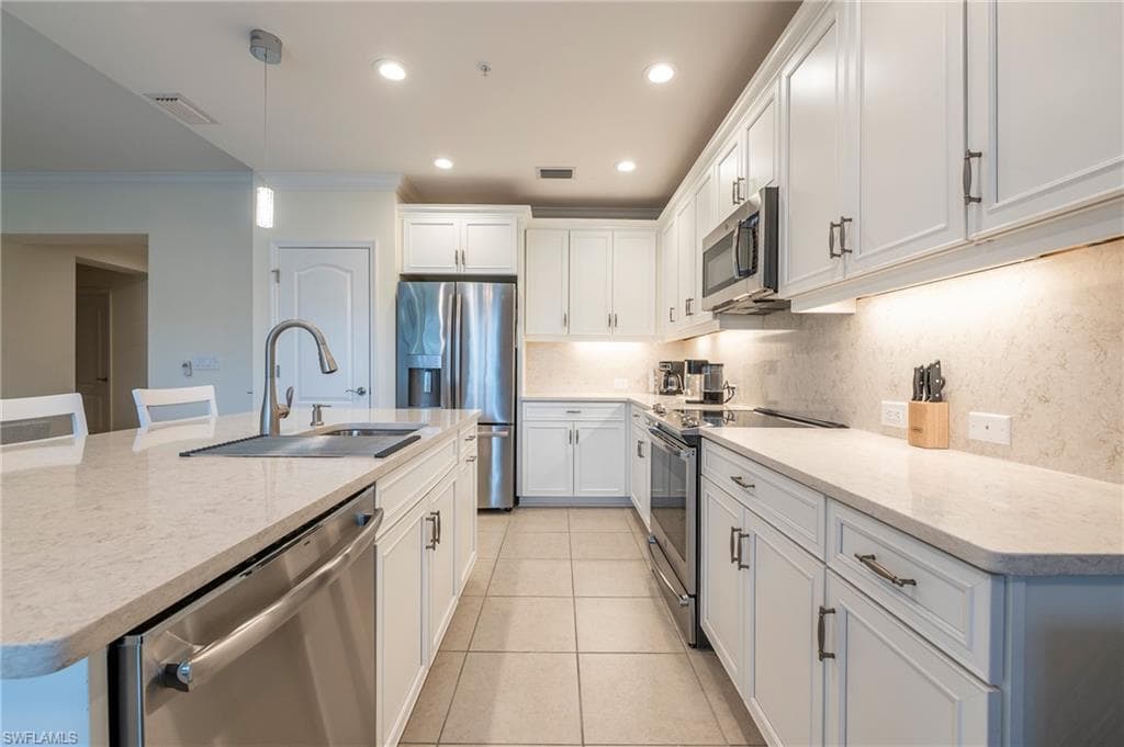 6954 Avalon CIR # 702, NAPLES FL 34112-19