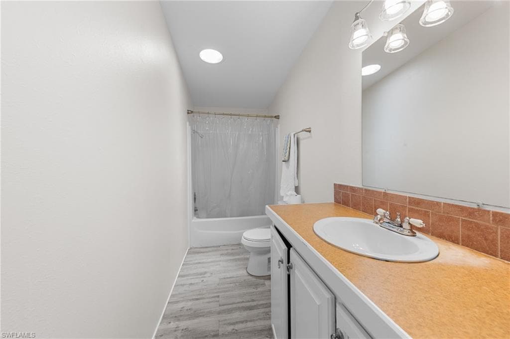 18405 Dykes RD, ESTERO FL 33928-19