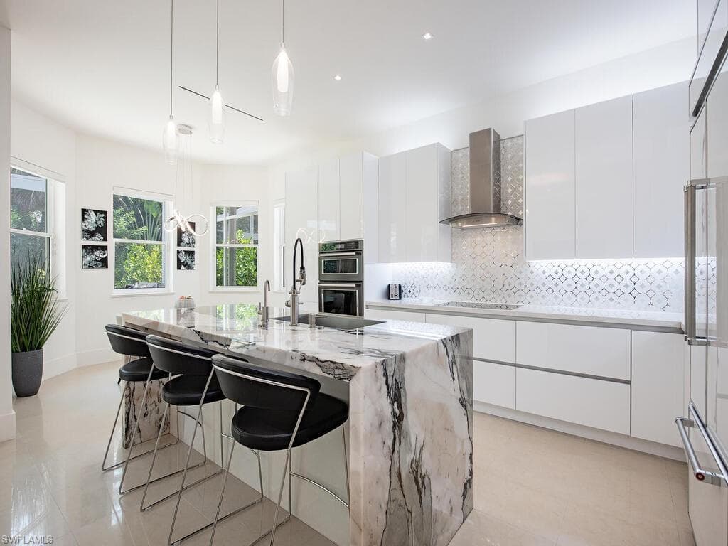 2847 Coco Lakes DR, NAPLES FL 34105-4