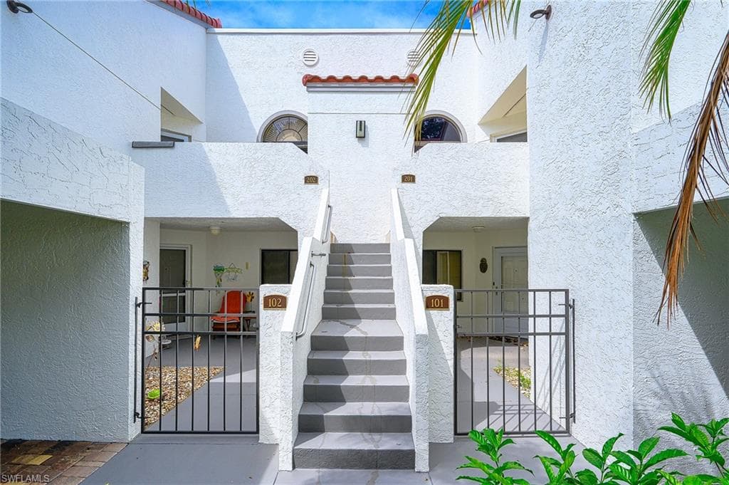 661 Windsurf LN # 202, NAPLES FL 34108-5