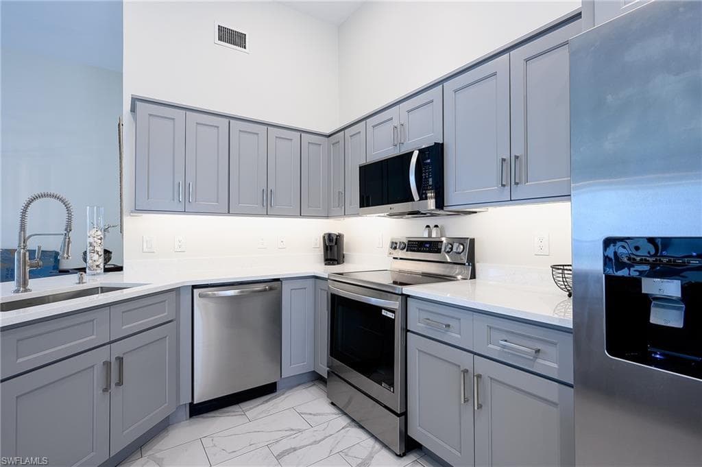661 Windsurf LN # 202, NAPLES FL 34108-6