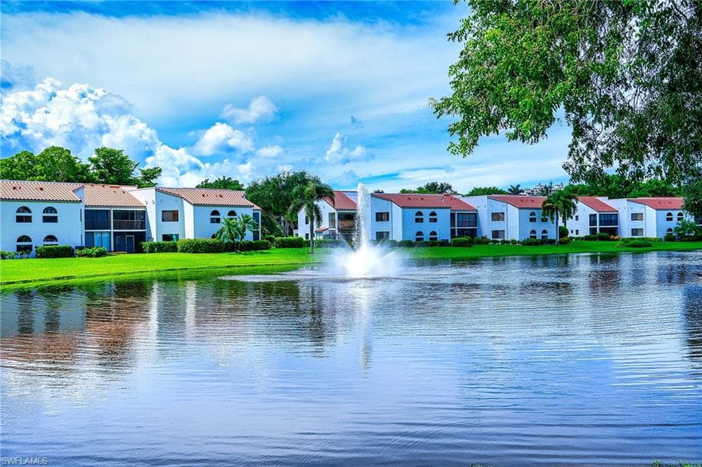 661 Windsurf LN # 202, NAPLES FL 34108-2