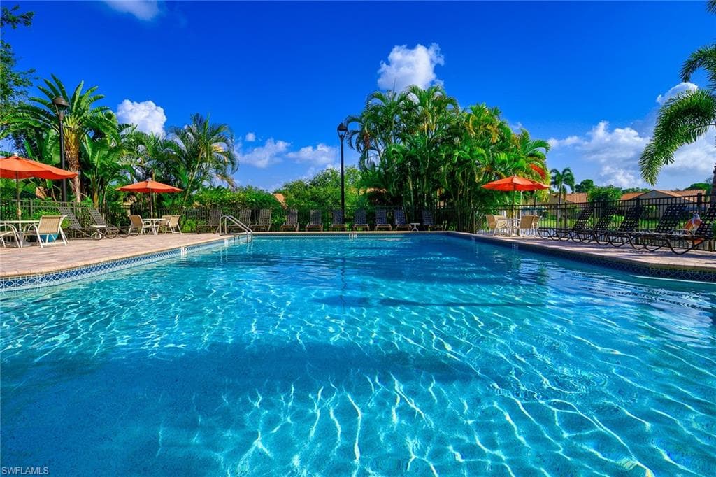 661 Windsurf LN # 202, NAPLES FL 34108-35
