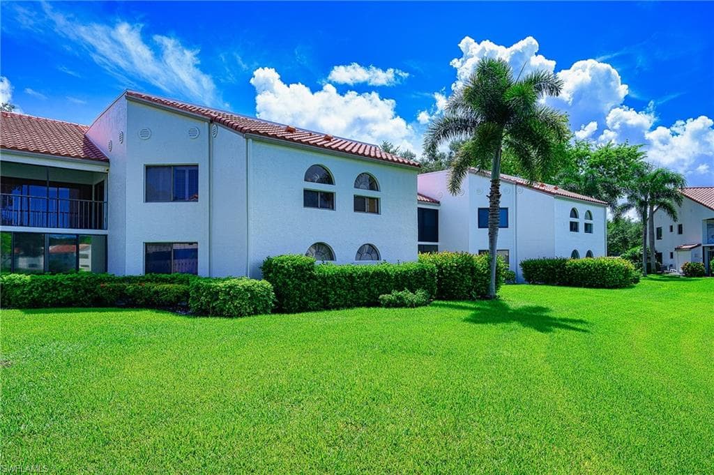 661 Windsurf LN # 202, NAPLES FL 34108-27