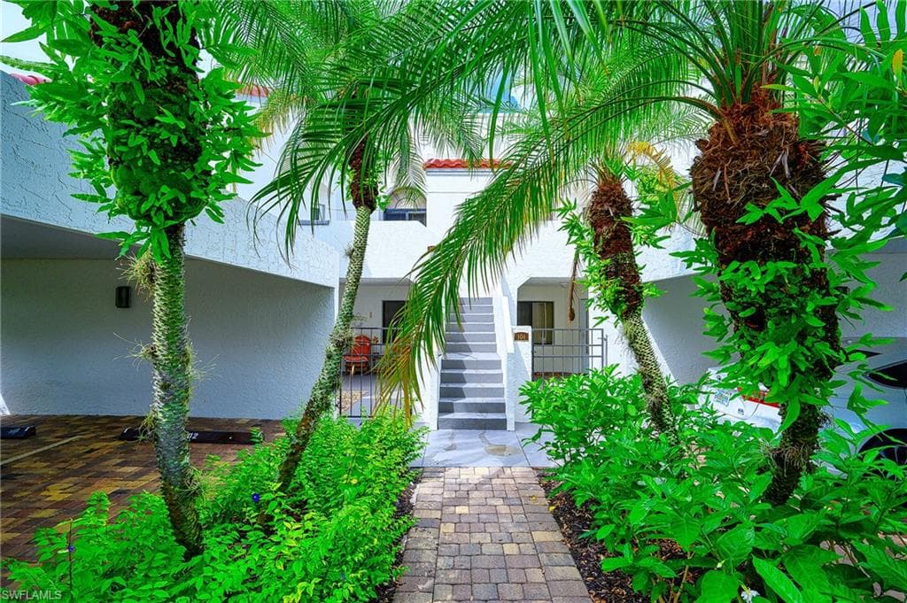 661 Windsurf LN # 202, NAPLES FL 34108-4