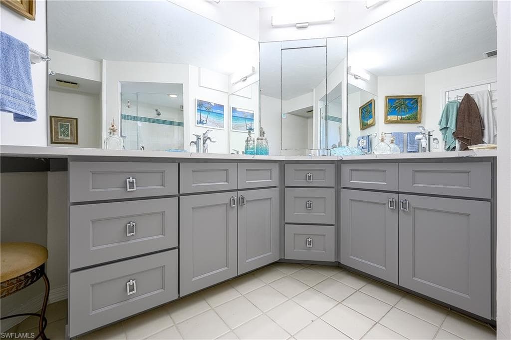 661 Windsurf LN # 202, NAPLES FL 34108-19