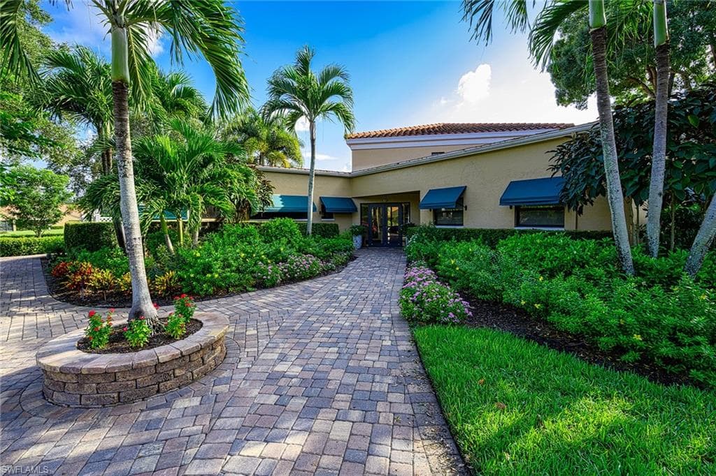 661 Windsurf LN # 202, NAPLES FL 34108-29