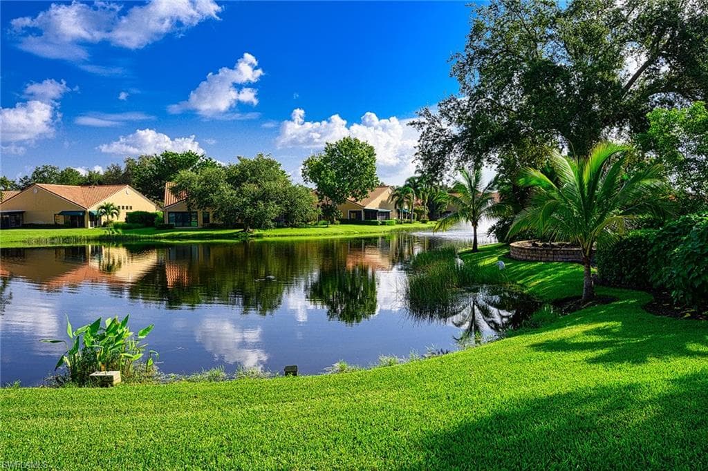661 Windsurf LN # 202, NAPLES FL 34108-33