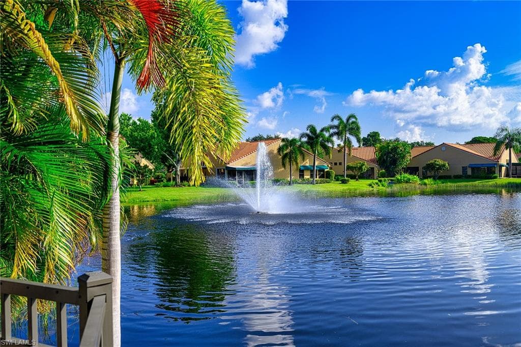 661 Windsurf LN # 202, NAPLES FL 34108-32