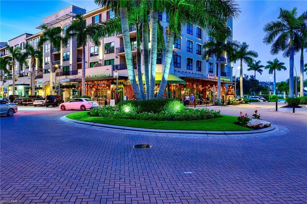 661 Windsurf LN # 202, NAPLES FL 34108-44