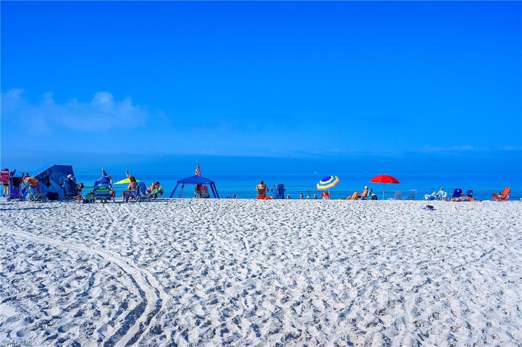 661 Windsurf LN # 202, NAPLES FL 34108-36