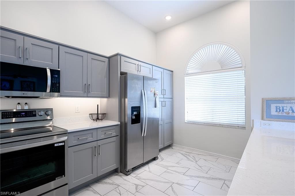 661 Windsurf LN # 202, NAPLES FL 34108-10
