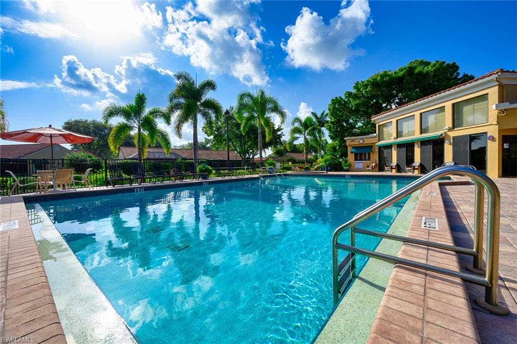 661 Windsurf LN # 202, NAPLES FL 34108-34