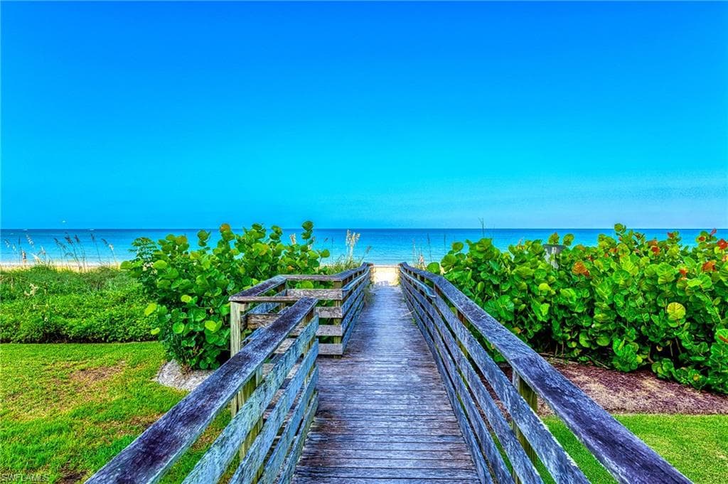 661 Windsurf LN # 202, NAPLES FL 34108-38