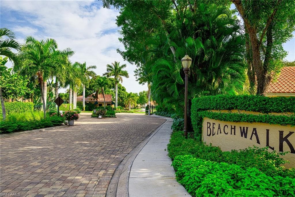 661 Windsurf LN # 202, NAPLES FL 34108-28