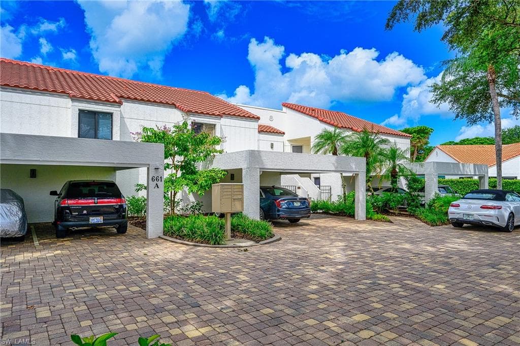 661 Windsurf LN # 202, NAPLES FL 34108-3