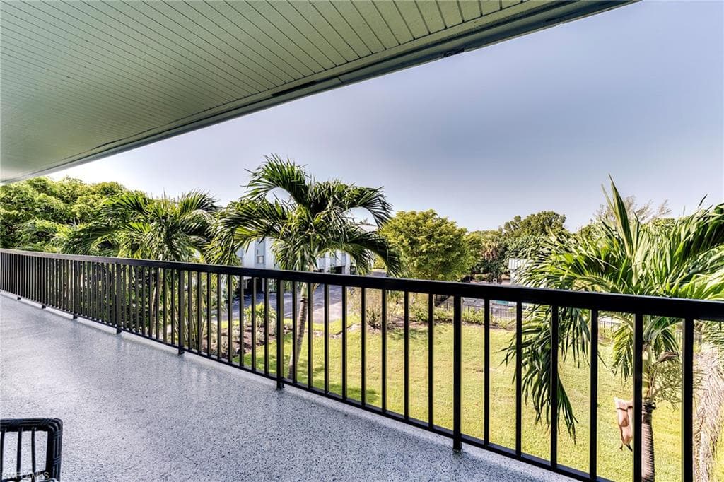 1250 Tennisplace CT # D33, SANIBEL FL 33957-37