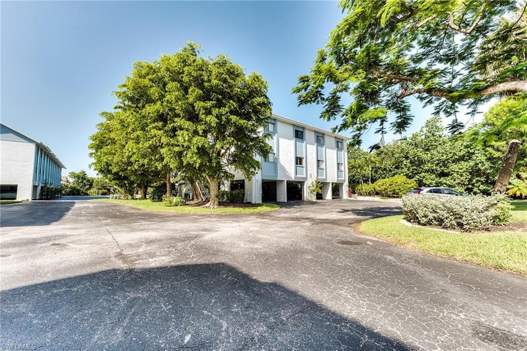 1250 Tennisplace CT # D33, SANIBEL FL 33957-39