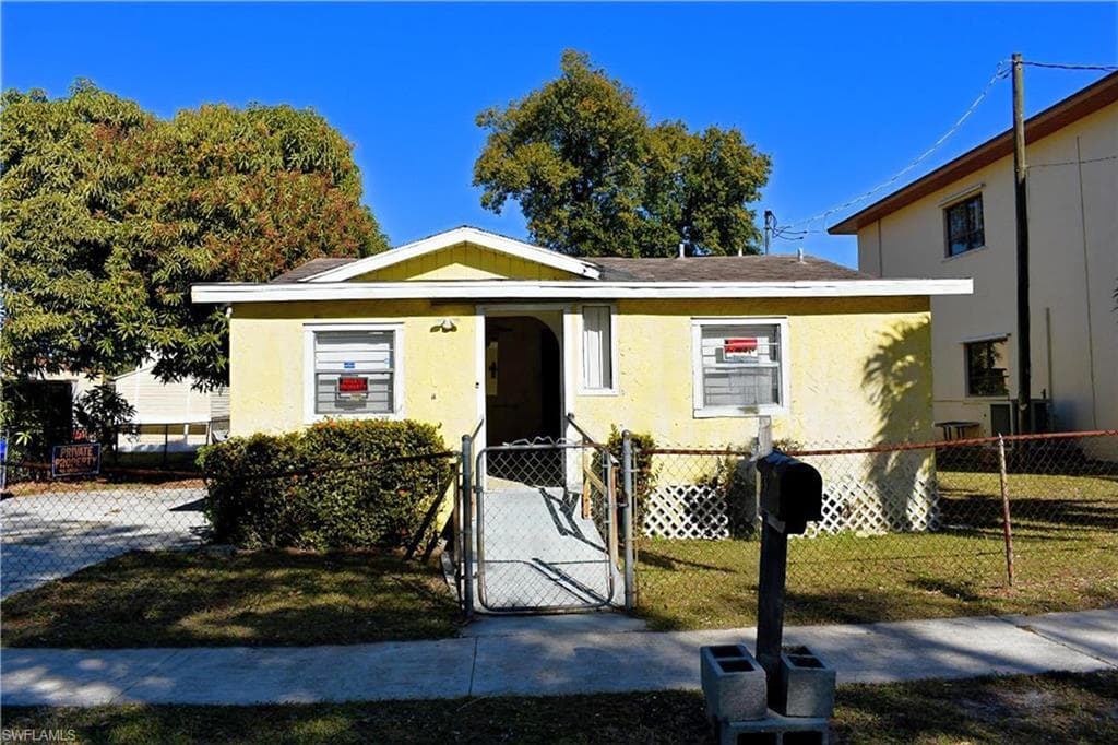 2849 Price AVE, FORT MYERS FL 33916-2